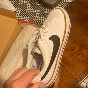 7.5 womens nike court legacy brand new